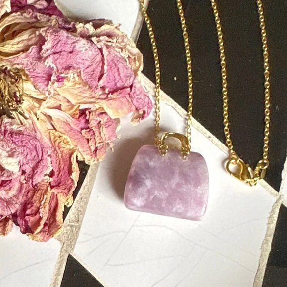 Lepidolite carved handbag in gold Vermeil delicate pendant necklace - Picture 2 of 4